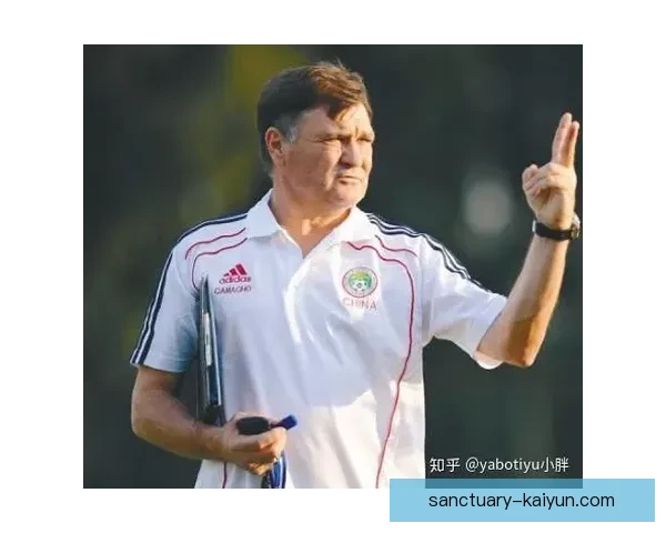 克鲁伊夫控球哲学深度解析，强调团队协作与球员智慧的重要性