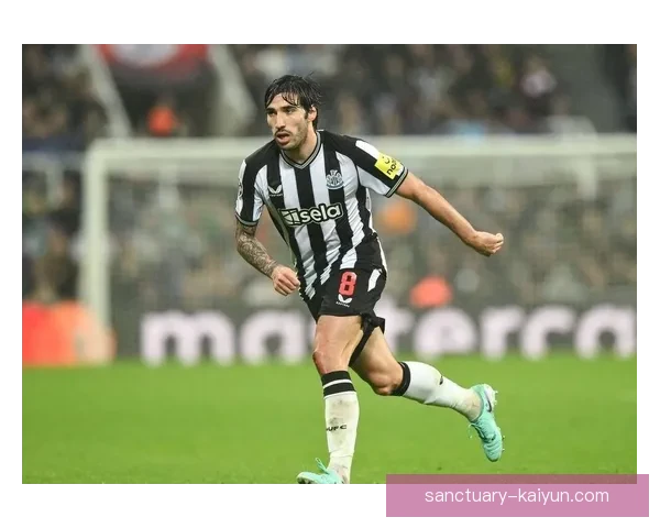 托纳利在联赛中的中场硬度表现稳健，成为球队防线的重要支柱。